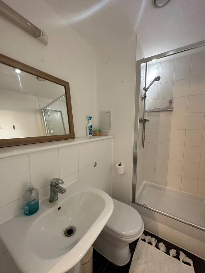 New Build 2 Bedroom With 2 Bath In 런던 외부 사진